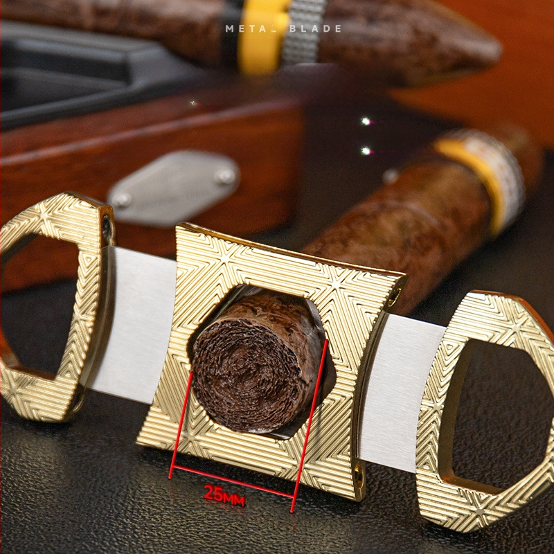 Κοπτήρας πούρων με διπλό κόφτη, εξάγωνη λεπίδα, φορητός μεταλλικός σχεδιασμός (Υλικό: Μέταλλο; Λεπίδα: Κράμα Ψευδαργύρου + Ανοξείδωτο Ατσάλι; Επιφάνεια: Ηλεκτροπλακίωση; Χειροκίνητο: Ναι)