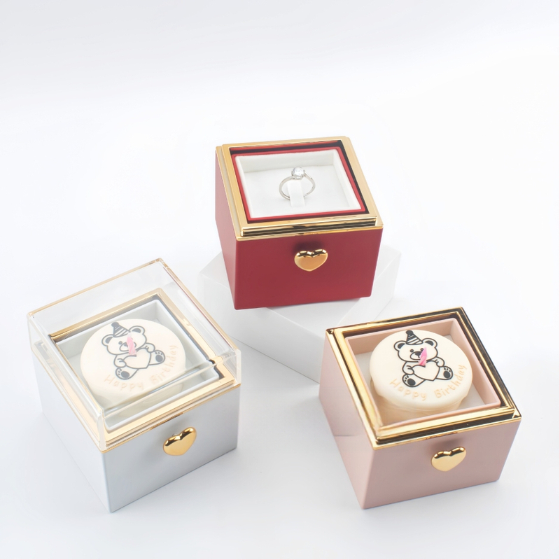 Πλαστικό κουτί δώρου με δαχτυλίδι και κρεμαστό – σχέδιο αρκουδάκι‑τούρτα, συσκευασία κοσμημάτων