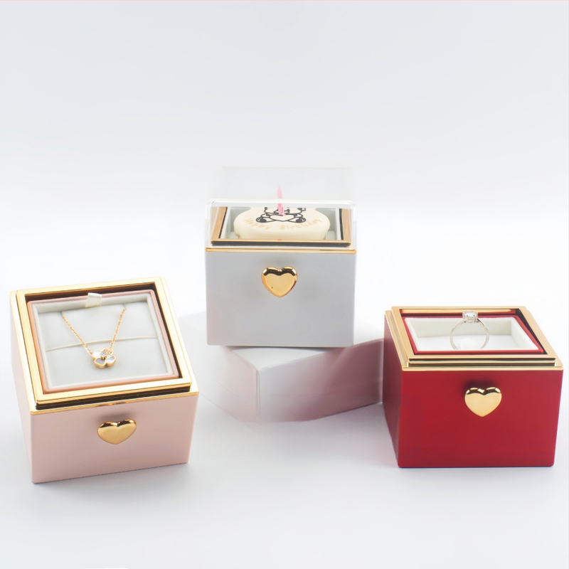 Πλαστικό κουτί δώρου με δαχτυλίδι και κρεμαστό – σχέδιο αρκουδάκι‑τούρτα, συσκευασία κοσμημάτων