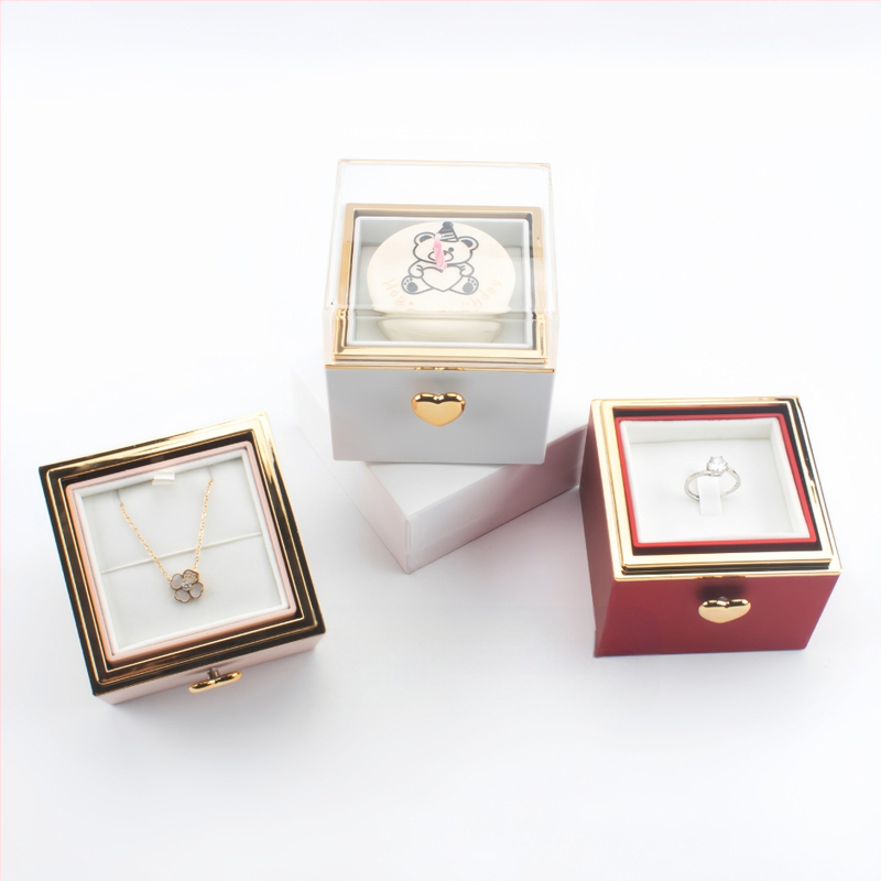 Πλαστικό κουτί δώρου με δαχτυλίδι και κρεμαστό – σχέδιο αρκουδάκι‑τούρτα, συσκευασία κοσμημάτων