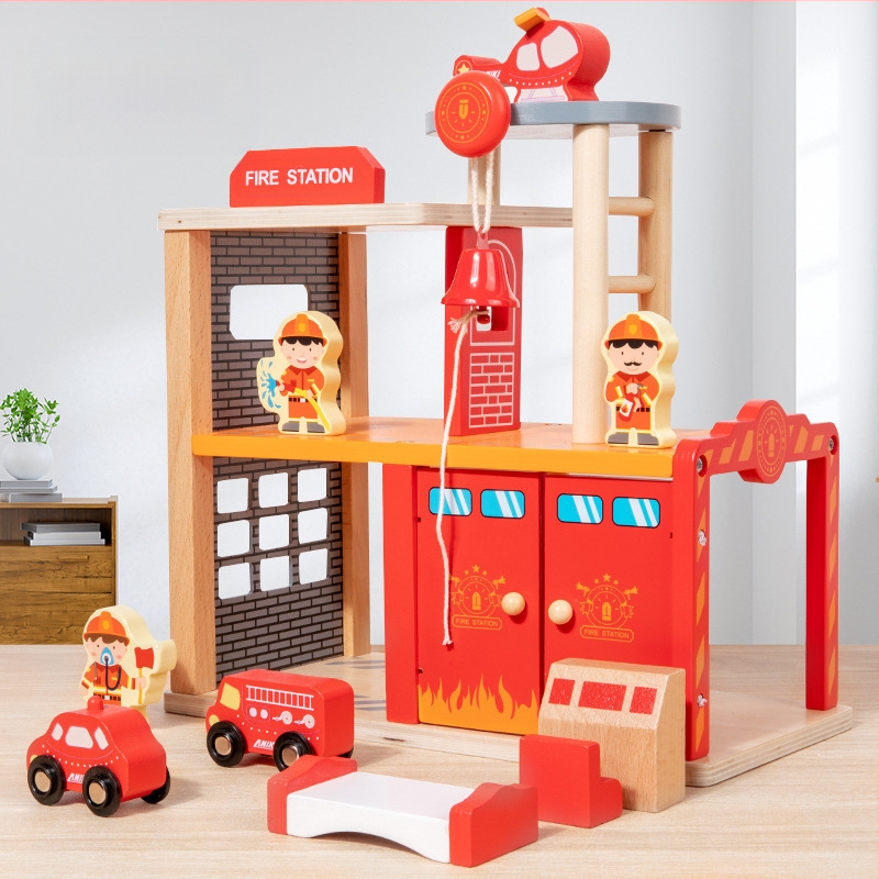 Koksnes scenas rotaļu komplekts — ugunsdzēsības un policijas stacijas tēma bērniem vecumā 4–6 gadi