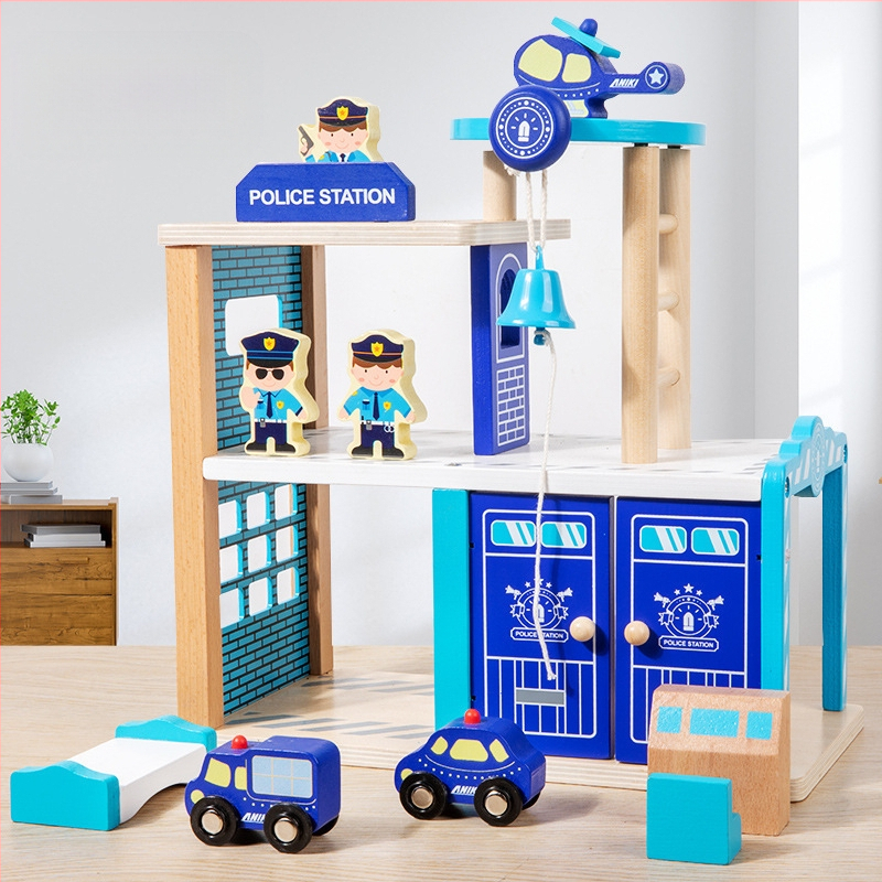 Koksnes scenas rotaļu komplekts — ugunsdzēsības un policijas stacijas tēma bērniem vecumā 4–6 gadi