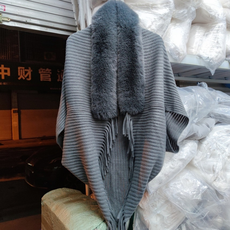 Moteriška žieminė pelerina su plačia dirbtinio kailio apykakle, kutais ir megztą kardigano stilia išorė; dirbtinis kašmyras, warp audimas, Jacquard apdorojimas, vienos spalvos raštas