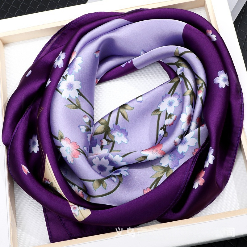 Kvadratinis dirbtinio šilko šalikas su spauda moterims vidutinio ir vyresnio amžiaus — rudens mados, paprastas audinys