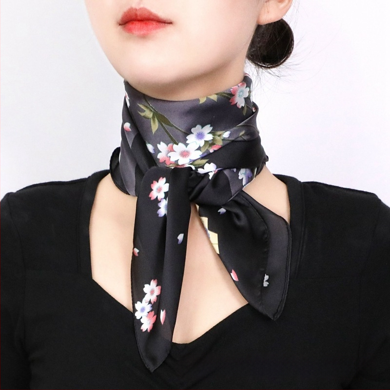 Kvadratinis dirbtinio šilko šalikas su spauda moterims vidutinio ir vyresnio amžiaus — rudens mados, paprastas audinys