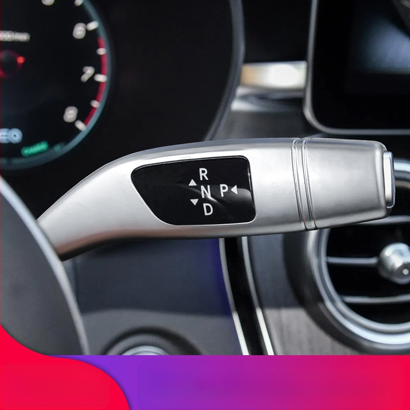 Universali magnetinė diegimo sistema vairuotojo rato pavarų svirtelei ir valytuvo svirčiai