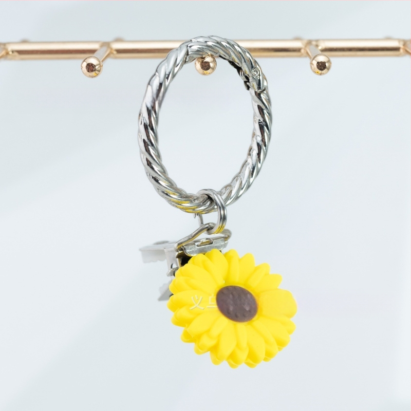 Μεταλλικοί κλιπ για αποσκευή και γυαλιά με ηλεκτροπλατίωση και μοτίβο χρυσάνθεμο, πρωτότυπος σχεδιασμός Li ban zhang, φθινόπωρο 2024