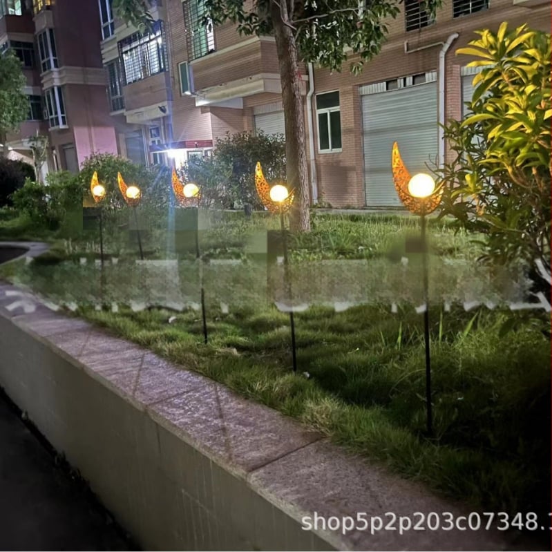 Соларна градинска лампа с кована луна – ажурен мотив, LED 0.5W, IP65, 6–12 ч, модел LZBK-TY-23001