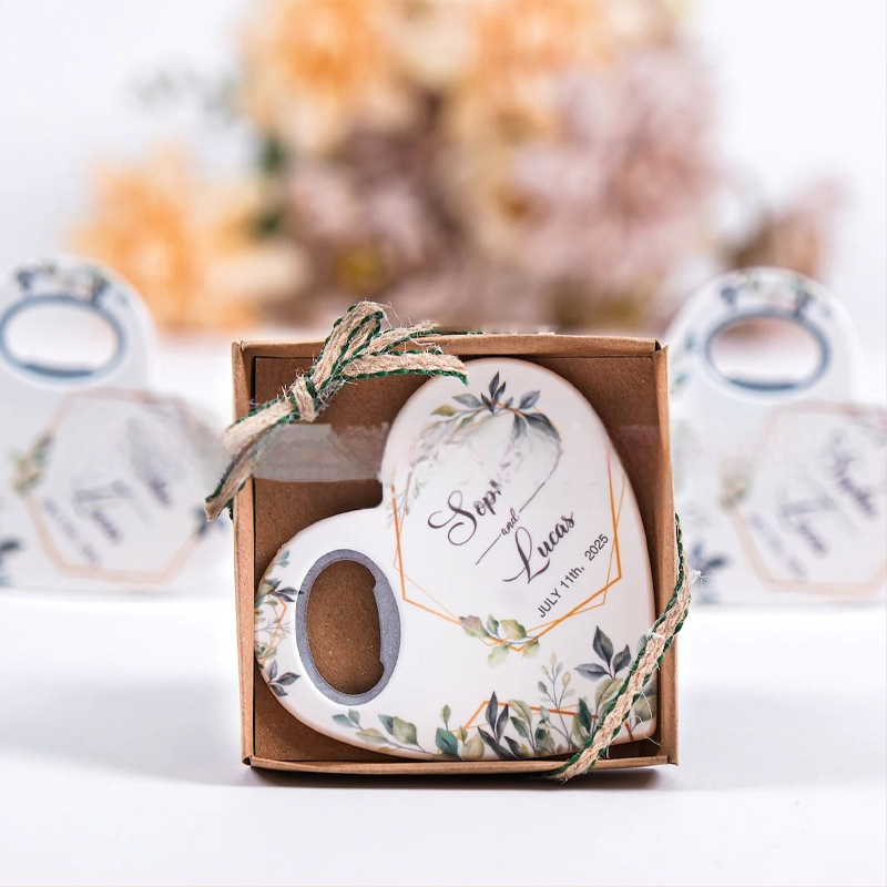 Butelių atidarytuvas su šaldytuvo magnetu – su logotipu, plastikas, dovana vestuvėms ir vakarėliams