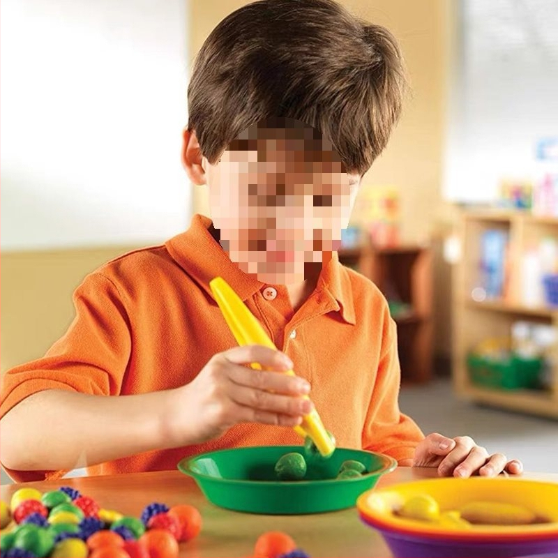 Montessori ugdymo žaislas: metalinės žnyplės smulkiajai motorikai, moksliniams stebėjimams (Kilmė: Pekinas; Amžius: 0-2 metai)