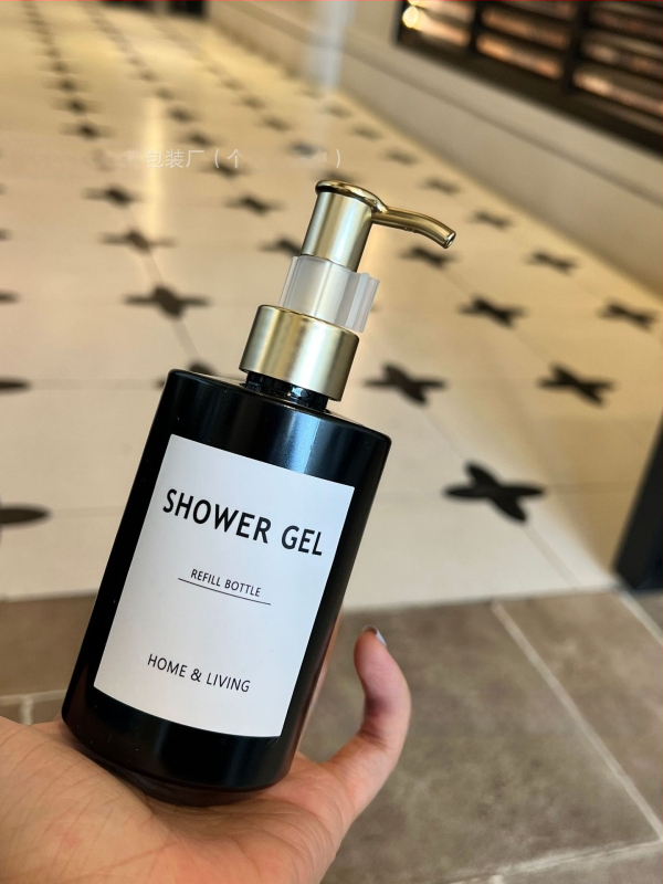 Set călător într-o sticlă cilindrică de 200ml, Brand Craftsmanship, PET, Blow molding, Nivel ambalaj 3, AJ200ml