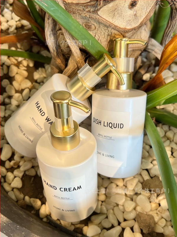 Set călător într-o sticlă cilindrică de 200ml, Brand Craftsmanship, PET, Blow molding, Nivel ambalaj 3, AJ200ml