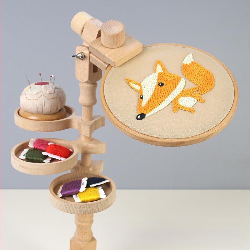 Bükkfa keresztszemes hímző állvány 3 tároló rekesszel, asztali kivitel, tömörfa keret