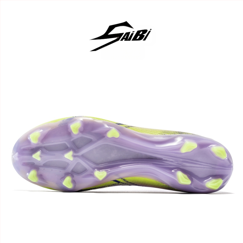 Augstas kurpes futbolam ar elpojošu tehnoloģiju, antislīdējoša zole, triecienu absorcija, tīmekļa odere iekšpusē.