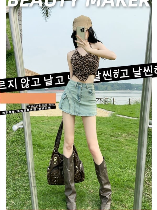 Džinsinis sijonas, aukštas liemuo, liekniantis kirpimas, trumpas ilgis, medvilnės-elastano mišinys