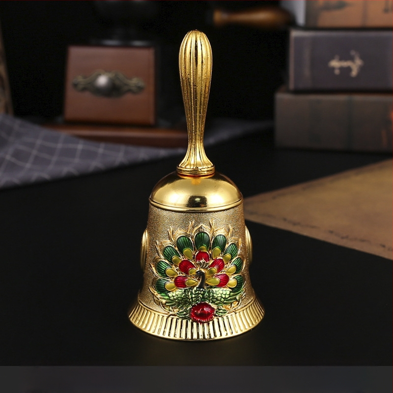 Rankinis lydinio varpelis – vintage metalinis varpelis klasei, patiekalų patiekimui ir ankstyvajai edukacijai; kartono pakuotė.