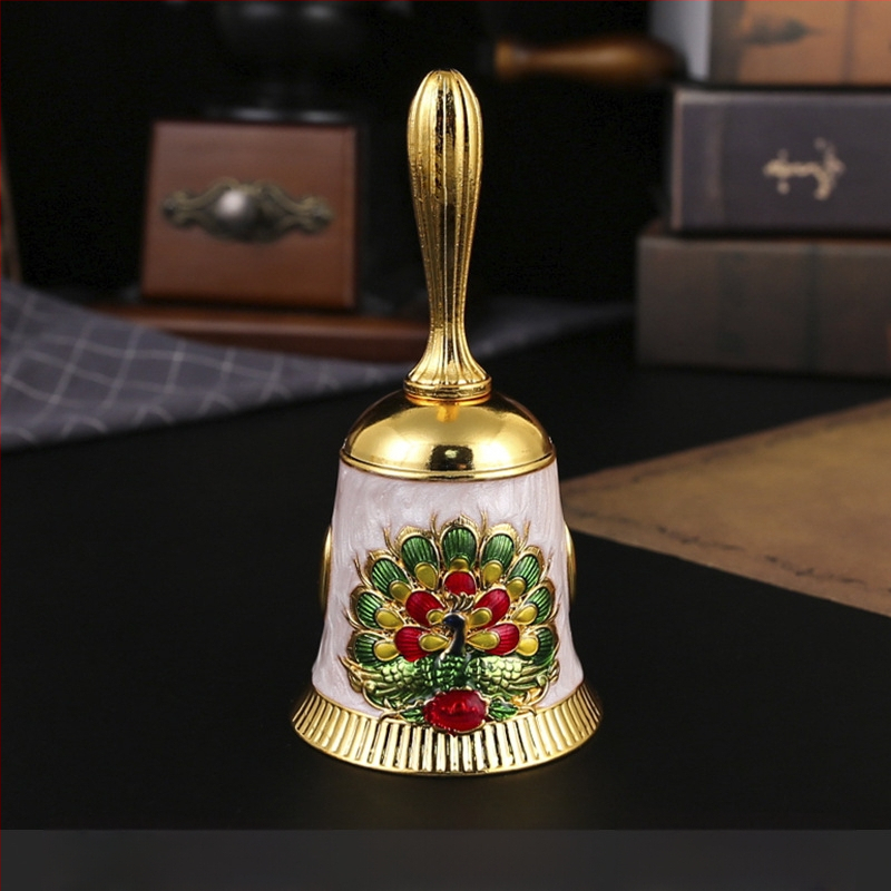 Rankinis lydinio varpelis – vintage metalinis varpelis klasei, patiekalų patiekimui ir ankstyvajai edukacijai; kartono pakuotė.