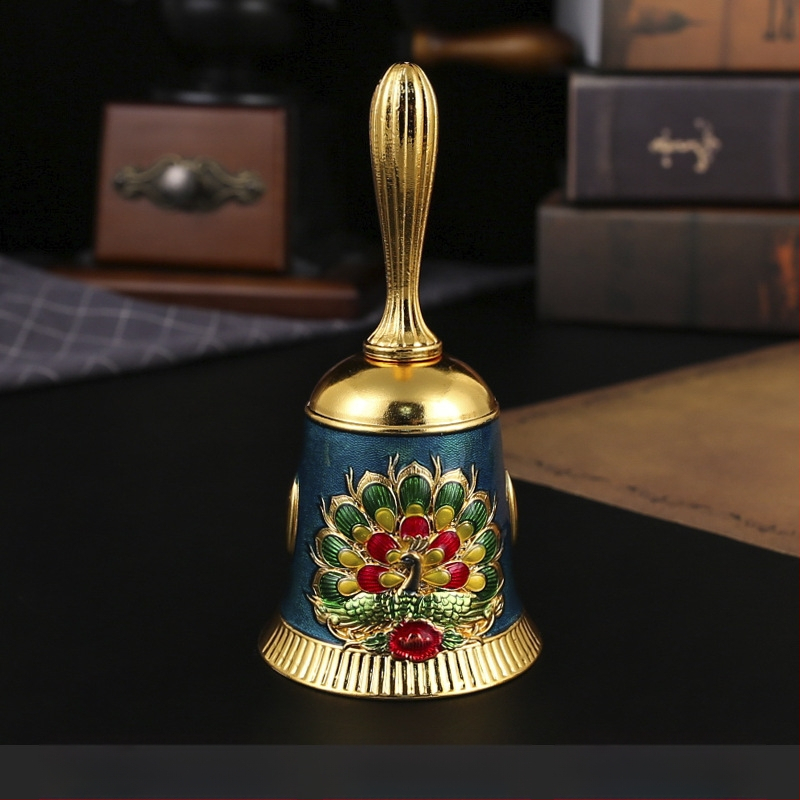 Rankinis lydinio varpelis – vintage metalinis varpelis klasei, patiekalų patiekimui ir ankstyvajai edukacijai; kartono pakuotė.