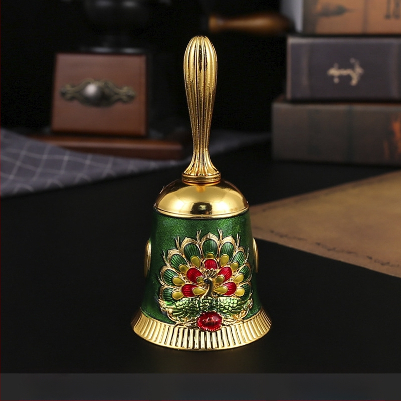 Rankinis lydinio varpelis – vintage metalinis varpelis klasei, patiekalų patiekimui ir ankstyvajai edukacijai; kartono pakuotė.