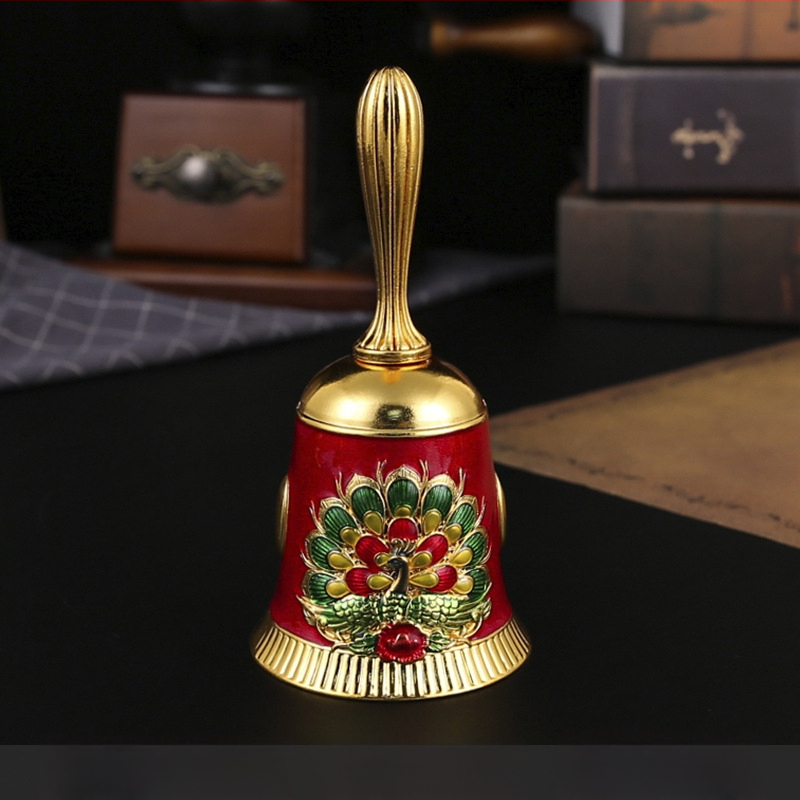 Rankinis lydinio varpelis – vintage metalinis varpelis klasei, patiekalų patiekimui ir ankstyvajai edukacijai; kartono pakuotė.