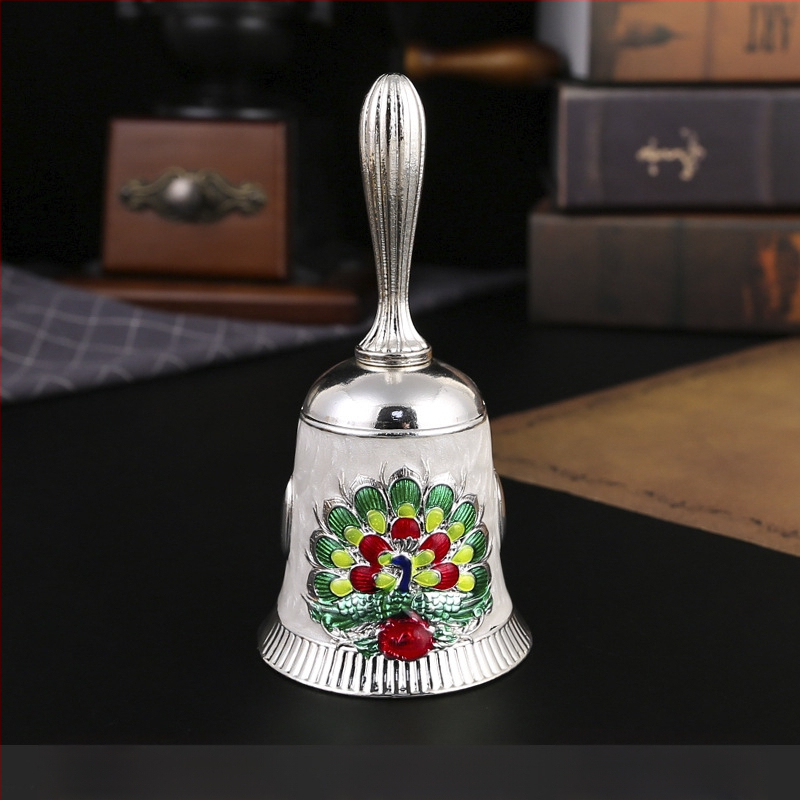 Rankinis lydinio varpelis – vintage metalinis varpelis klasei, patiekalų patiekimui ir ankstyvajai edukacijai; kartono pakuotė.