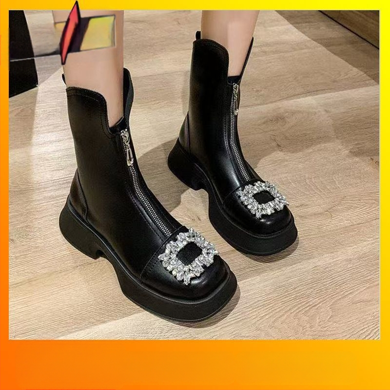 Martin zābaki ar PU augšpusi, gumijas zole, kvadrātveida purns, bieza vidējā papēža (3–5 cm), vidējais shaft garums