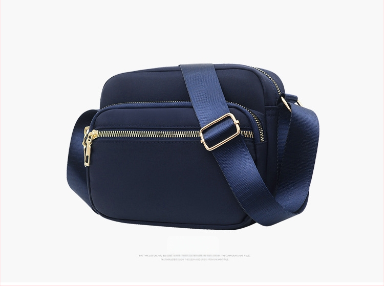 Női kompakt, négyzet alakú táska mindennapi használatra — városi egyszerű stílus, anyaga Oxford vászon, vízszintes négyzet alak, cipzáras nyitás, belső cipzáras zseb.