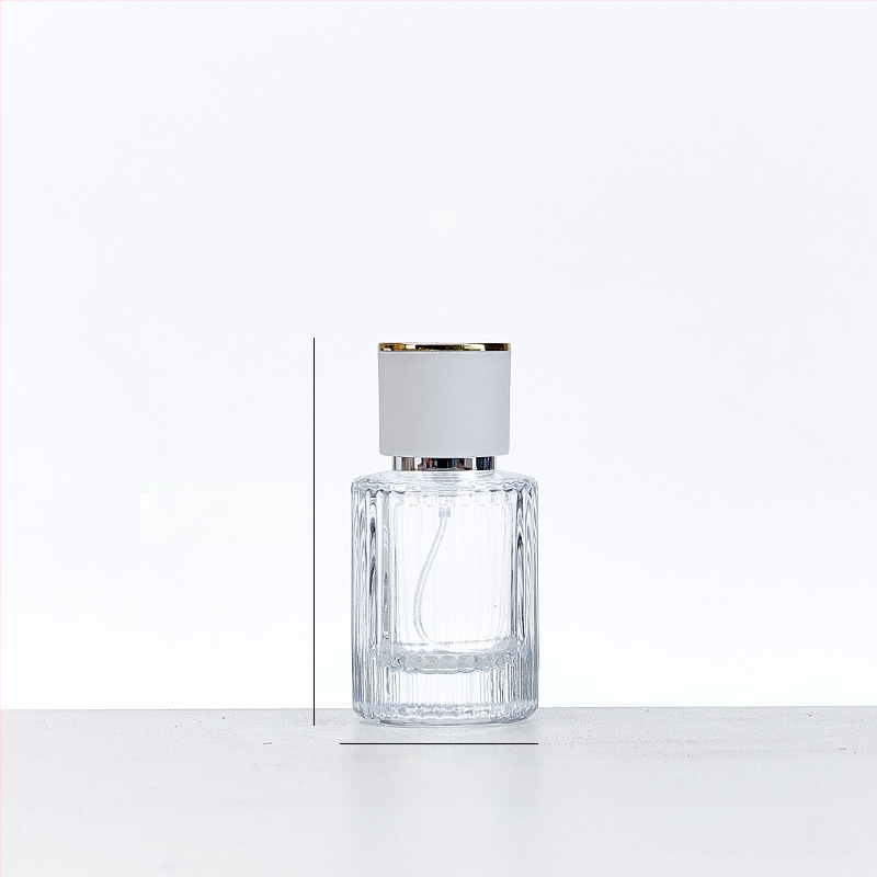 Стъклена бутилка за парфюм със винтово гърло, кръгло прозрачно тяло, дебело вертикално ивично стъкло, голям страничен спрей, тежък капак