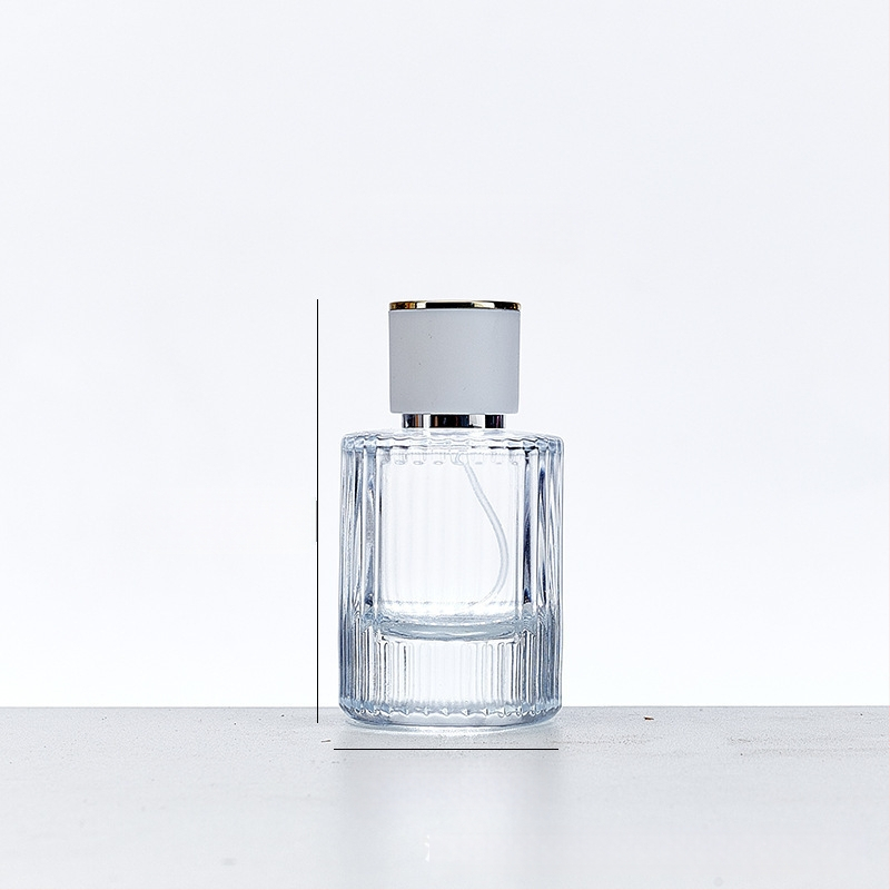 Стъклена бутилка за парфюм със винтово гърло, кръгло прозрачно тяло, дебело вертикално ивично стъкло, голям страничен спрей, тежък капак