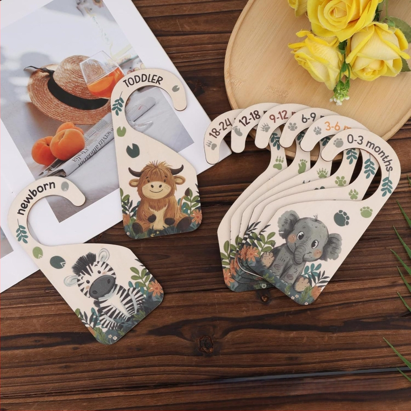 Medinis kūdikių drabužių atskyrėjas, lazeriu išpjovas medinis ženklas kūdikių spintos organizavimui, šiuolaikiškas minimalistinis stilius