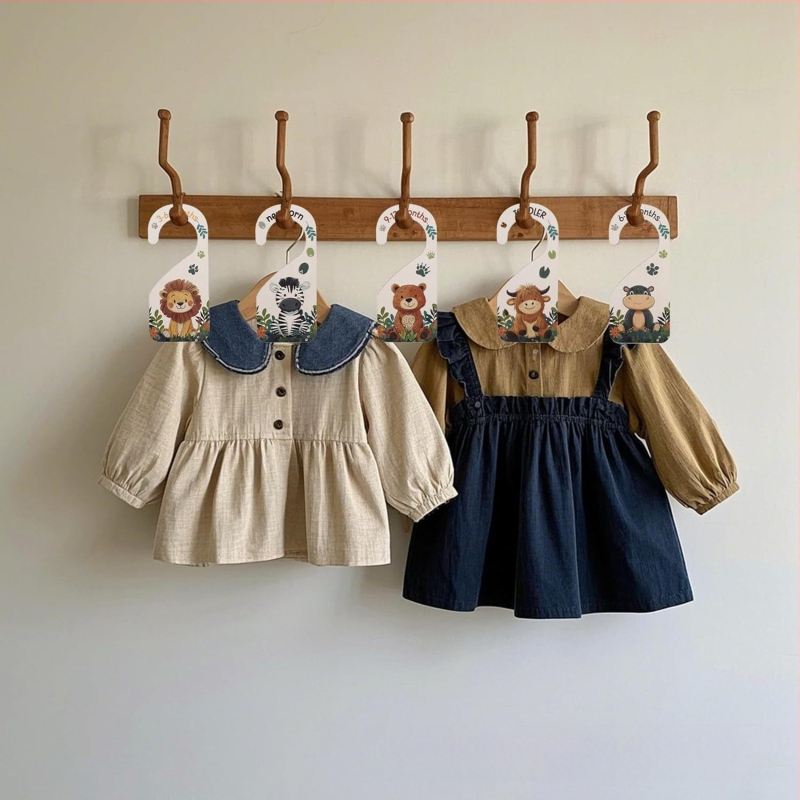 Medinis kūdikių drabužių atskyrėjas, lazeriu išpjovas medinis ženklas kūdikių spintos organizavimui, šiuolaikiškas minimalistinis stilius