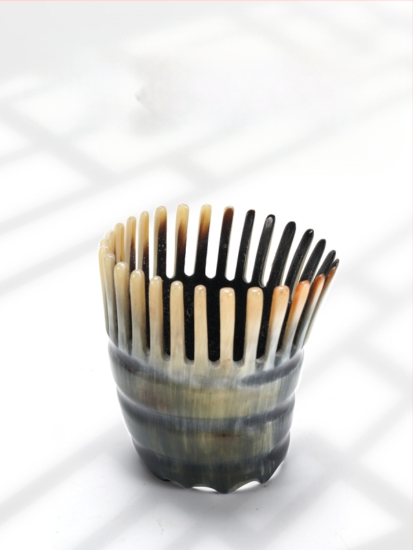 Χτένα μαλάξης τριχωτού της κεφαλής από φυσικό κέρατο, με κυλινδρικό σχήμα και λεπτά δόντια (Υλικό: φυσικό κέρατο; Σχήμα: κυλινδρικός σχήμα; Δόντια: λεπτά; Χρήση: μασάζ τριχωτού κεφαλής)