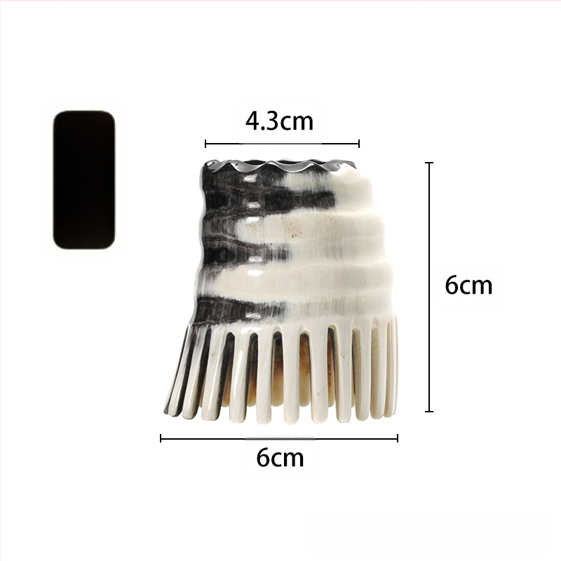 Χτένα μαλάξης τριχωτού της κεφαλής από φυσικό κέρατο, με κυλινδρικό σχήμα και λεπτά δόντια (Υλικό: φυσικό κέρατο; Σχήμα: κυλινδρικός σχήμα; Δόντια: λεπτά; Χρήση: μασάζ τριχωτού κεφαλής)