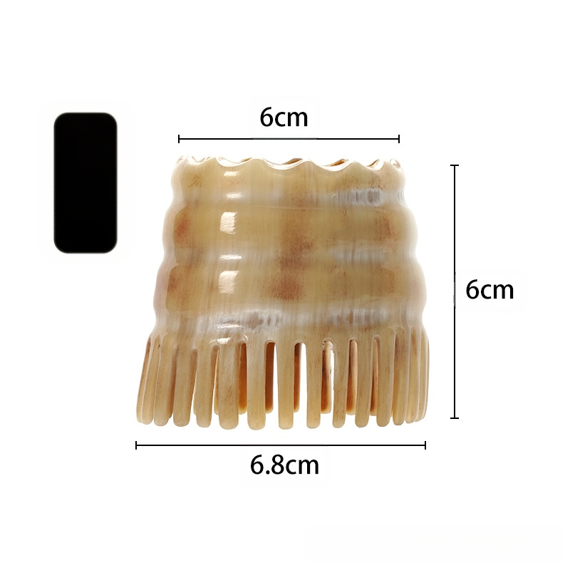 Χτένα μαλάξης τριχωτού της κεφαλής από φυσικό κέρατο, με κυλινδρικό σχήμα και λεπτά δόντια (Υλικό: φυσικό κέρατο; Σχήμα: κυλινδρικός σχήμα; Δόντια: λεπτά; Χρήση: μασάζ τριχωτού κεφαλής)