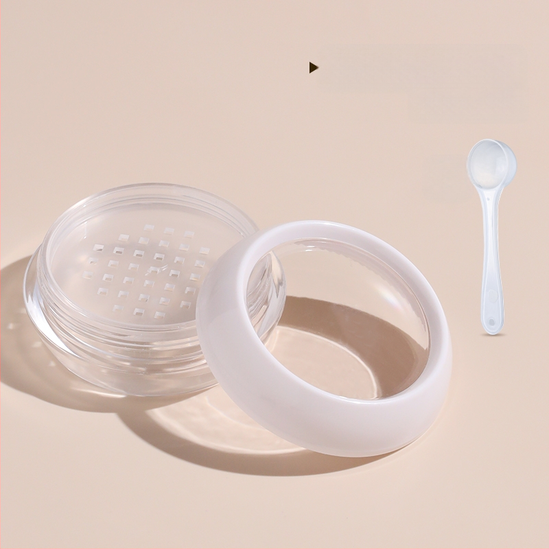 Kompakti dėžutė pipirų milteliams, nepralaidi, su elastine grotele, didelė talpa.