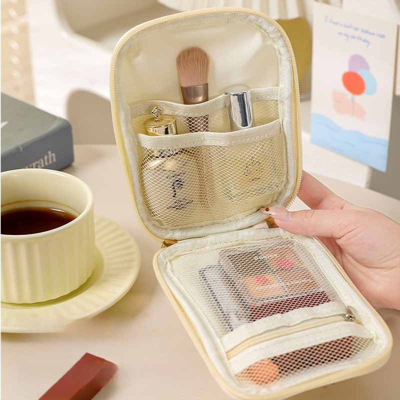 Kosmetinė rankinė su vertikalia kvadratine forma, grotelinė vidinė dalis, poliesteris, užtrauktukas