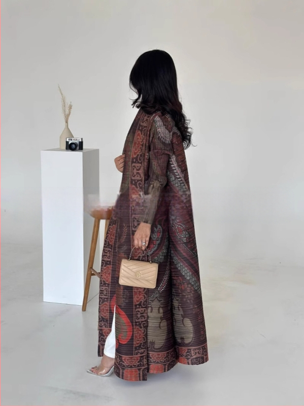 Three Small Houses Moterų klostuotas ilgas chalatas su spauda, tautinis stilius, poliesteris 95%+, presuotas gaminys, pavasaris 2025