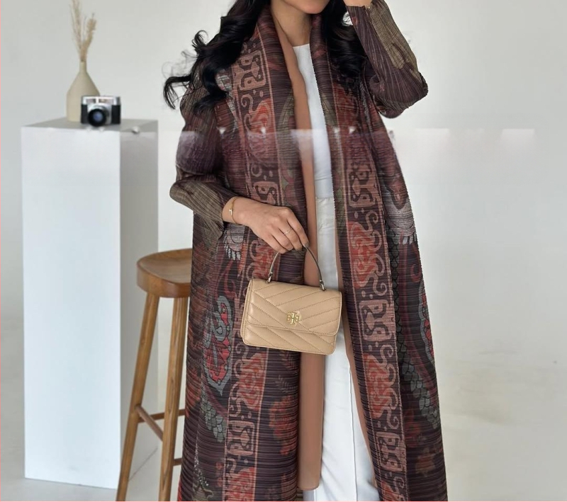 Three Small Houses Moterų klostuotas ilgas chalatas su spauda, tautinis stilius, poliesteris 95%+, presuotas gaminys, pavasaris 2025