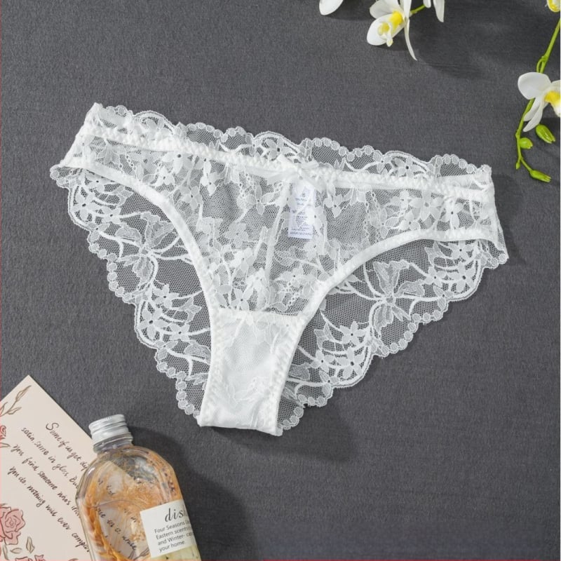 Mežģīņu tīkla apakšveļa ar zemu vidukli, elpojoša; galvenais materiāls: neilons 90–95%, starpseja: kokvilna 100%