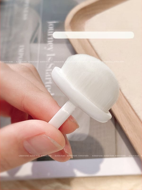 Nagu putekļu suku komplekts – priekšējā gredzenveida putekļu suka, aizmugurējā mala putekļu suka, smalka, maiga šķiedru suka ar pirksta aizsargu, nagu tīrīšanas instruments