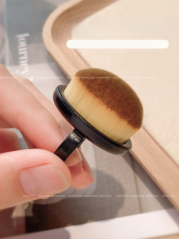 Nagu putekļu suku komplekts – priekšējā gredzenveida putekļu suka, aizmugurējā mala putekļu suka, smalka, maiga šķiedru suka ar pirksta aizsargu, nagu tīrīšanas instruments