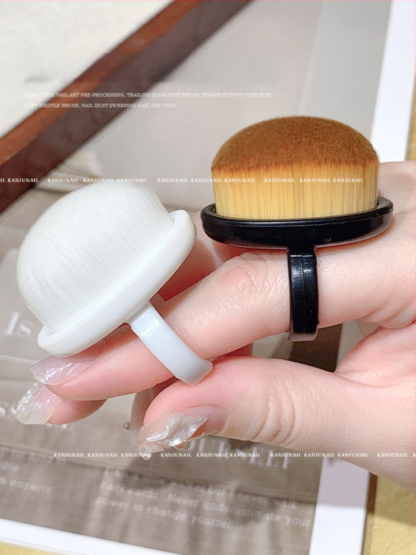 Nagu putekļu suku komplekts – priekšējā gredzenveida putekļu suka, aizmugurējā mala putekļu suka, smalka, maiga šķiedru suka ar pirksta aizsargu, nagu tīrīšanas instruments