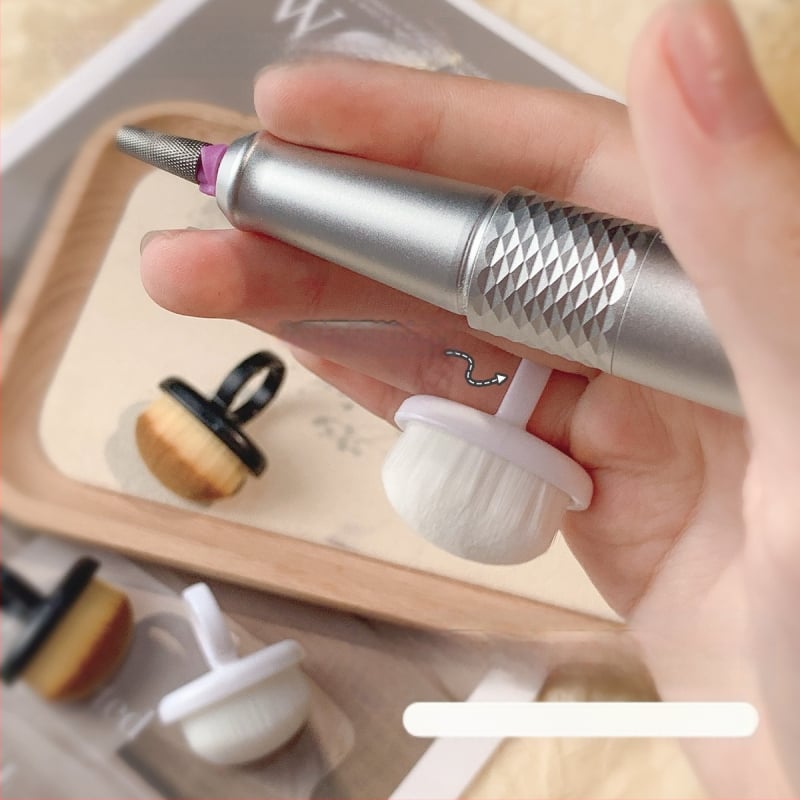 Nagu putekļu suku komplekts – priekšējā gredzenveida putekļu suka, aizmugurējā mala putekļu suka, smalka, maiga šķiedru suka ar pirksta aizsargu, nagu tīrīšanas instruments