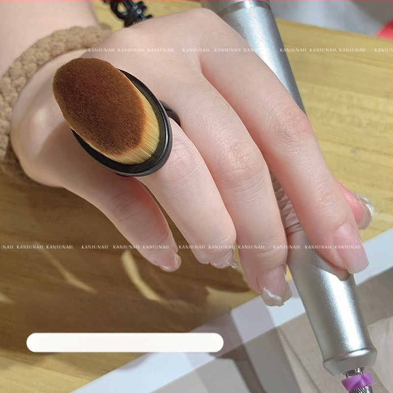 Nagu putekļu suku komplekts – priekšējā gredzenveida putekļu suka, aizmugurējā mala putekļu suka, smalka, maiga šķiedru suka ar pirksta aizsargu, nagu tīrīšanas instruments