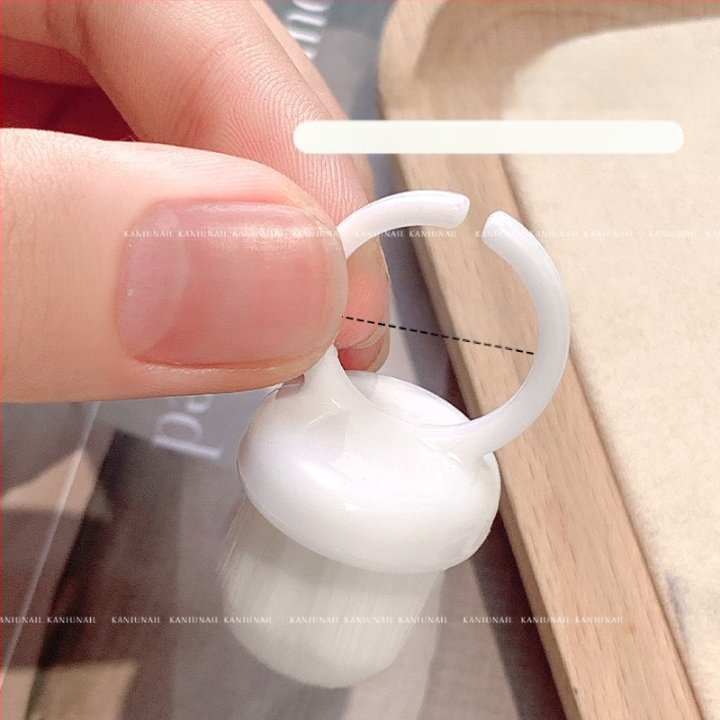 Nagu putekļu suku komplekts – priekšējā gredzenveida putekļu suka, aizmugurējā mala putekļu suka, smalka, maiga šķiedru suka ar pirksta aizsargu, nagu tīrīšanas instruments