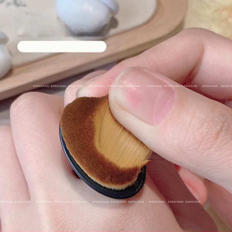 Nagu putekļu suku komplekts – priekšējā gredzenveida putekļu suka, aizmugurējā mala putekļu suka, smalka, maiga šķiedru suka ar pirksta aizsargu, nagu tīrīšanas instruments