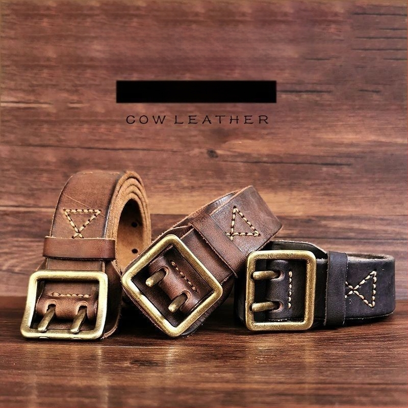 Augstas kvalitātes pirmās kārtas liellopa ādas josta ar vintage nolietojuma apdari, izmazgāts ikdienas stils, dubultrindu sprādze ar pinu, šaurs platums (<2 cm)