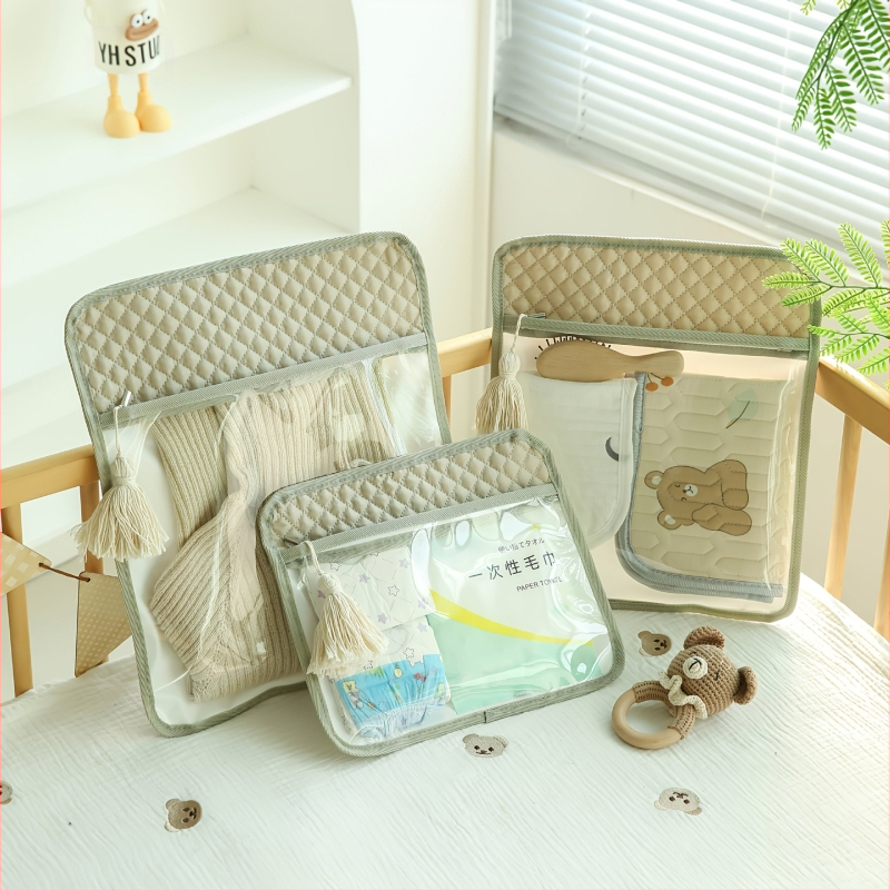 Rankinės stiliaus kelioninė rankinė, poliesteris, daugiafunkcinė, universali taikymo sritis, skirta kelionėms ir makiažo laikymui.