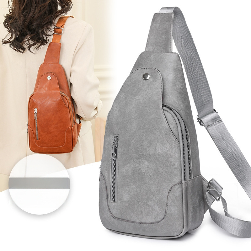 Τσαντάκι μασχάλης από PU • κάθετη τετράγωνη μορφή • κλείσιμο με φερμουάρ • κρυφή τσέπη με φερμουάρ • επένδυση πολυεστέρα