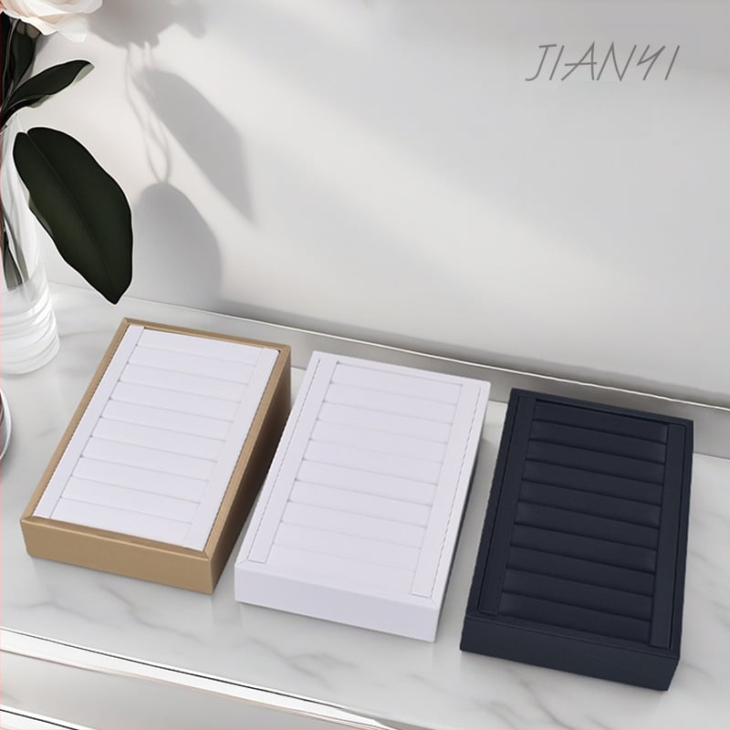 Gyűrűk és fülbevalók kiállító tálca textúrált bőrrel – Elegáns ékszerkiállító állvány, művészi stílus, 2025 tavasz